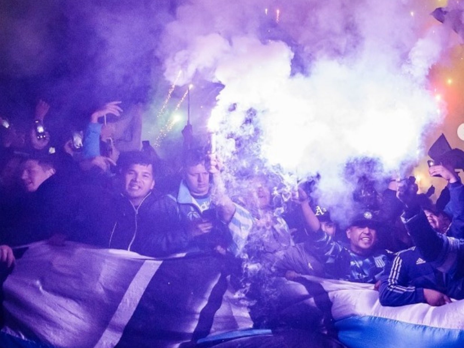 El impresionante banderazo de los hinchas de Racing en la previa del partido con Vélez por Copa Libertadores
