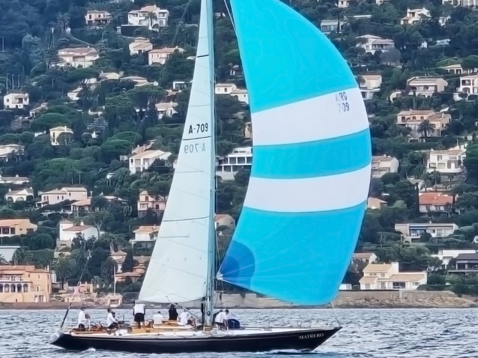 El mítico velero argentino “Matrero” empezó su nuevo desafío: disputa tres regatas al hilo en Francia