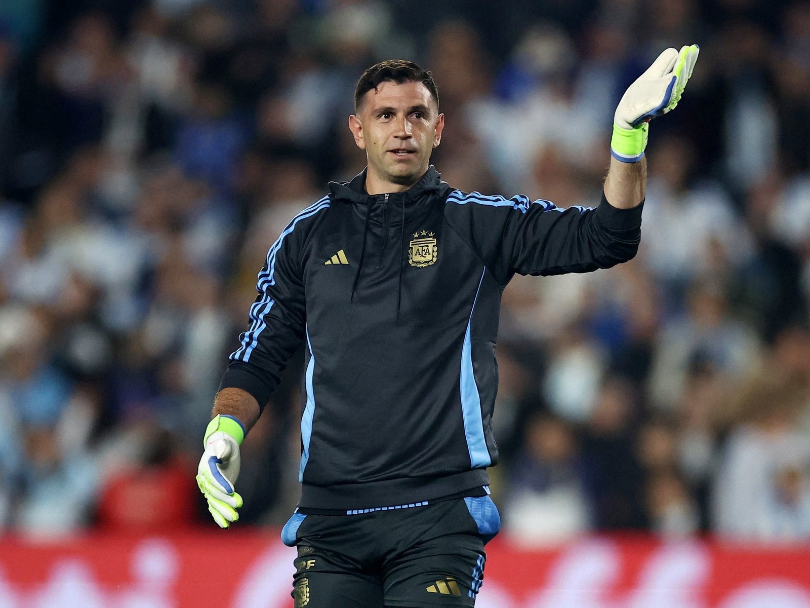 Emiliano Dibu Martínez cumple 33 años y tiene entre ceja y ceja otras dos marcas para agrandar su leyenda en la Selección Argentina