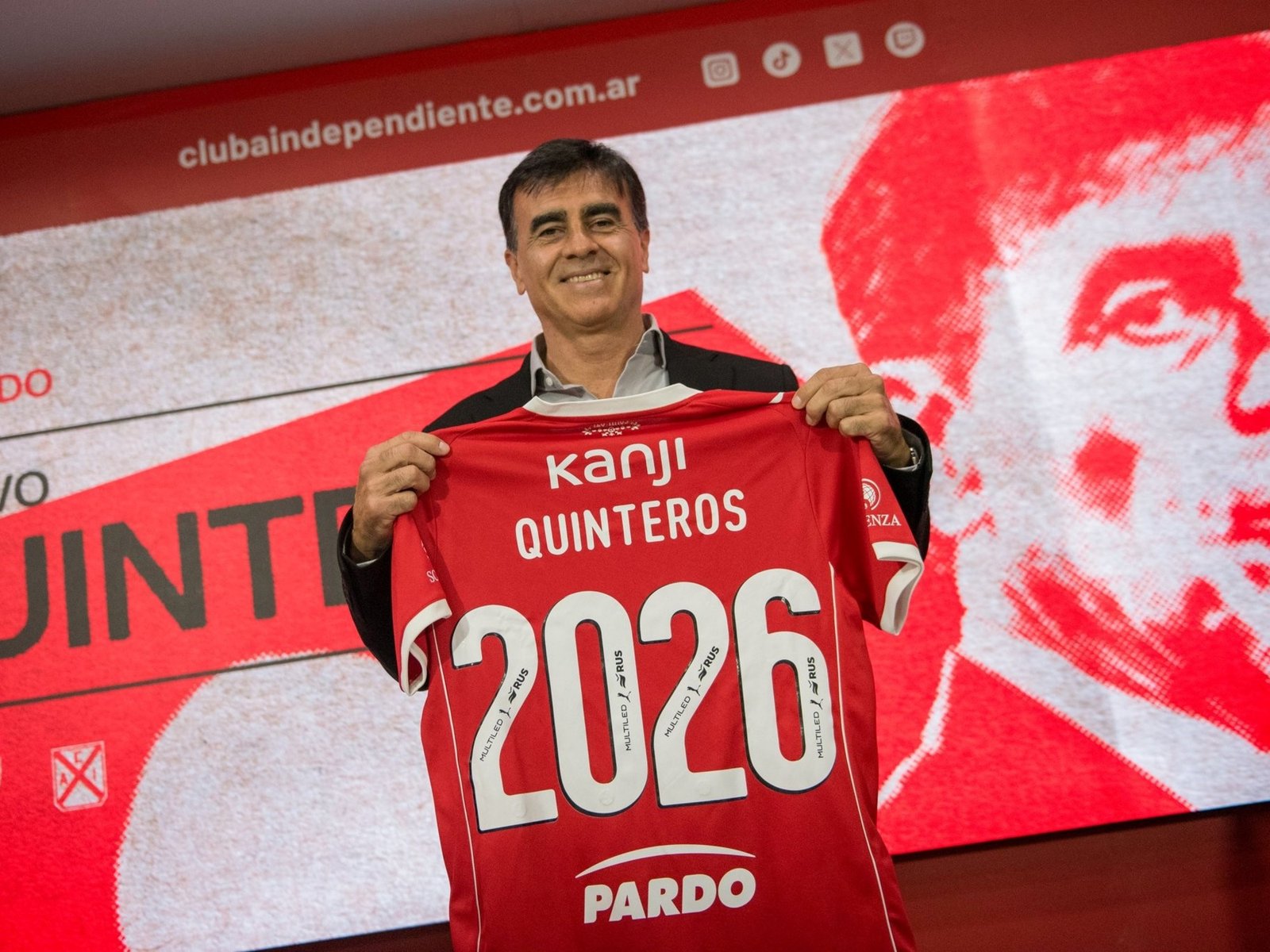 Gustavo Quinteros firmó su contrato, es el nuevo entrenador y debutará ante Racing