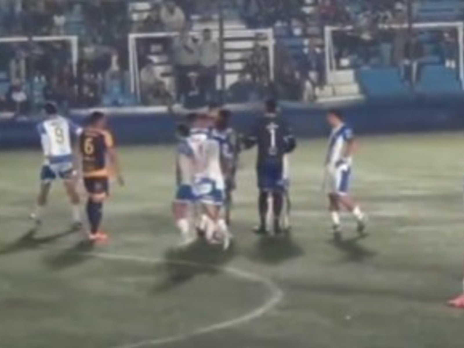 Insólito: un árbitro del Ascenso anuló un gol de mitad de cancha luego de haberlo convalidado :: Olé