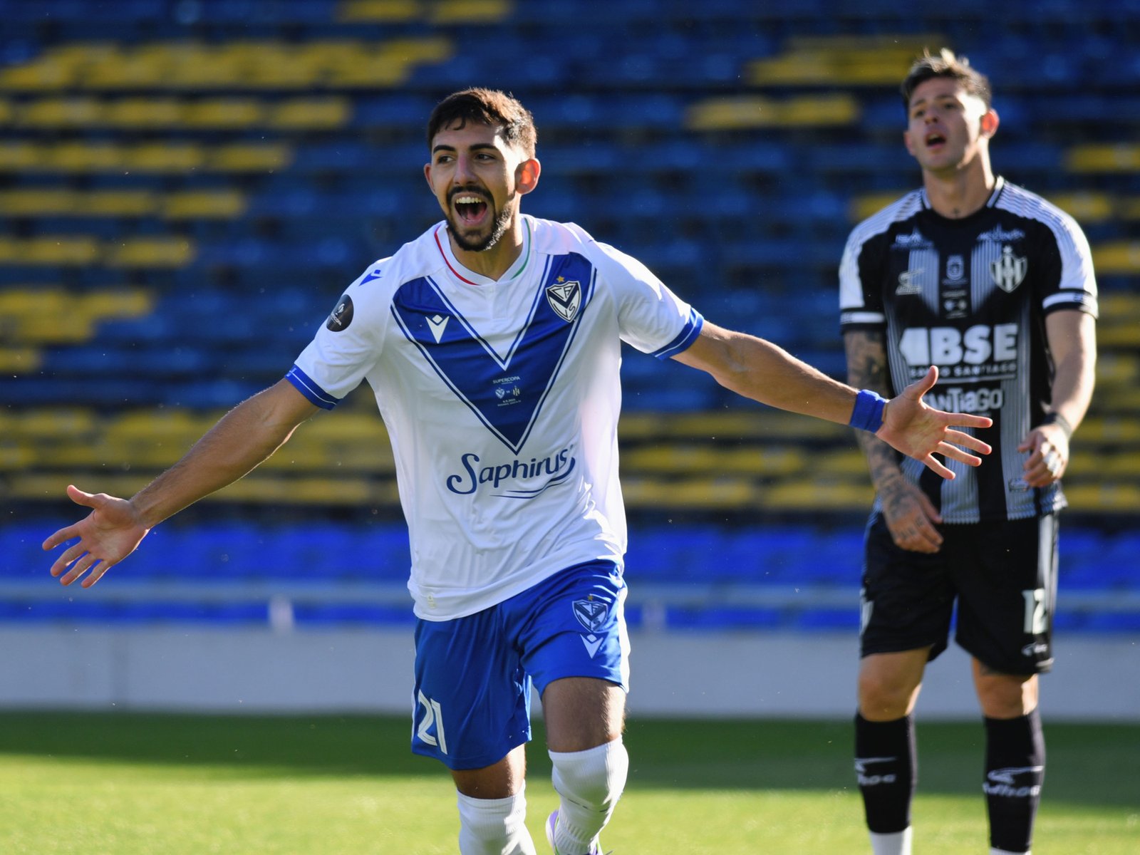 Jano Gordon, el pibe de La Fábrica que estaba con un pie afuera y se metió “de cabeza” en la historia de Vélez