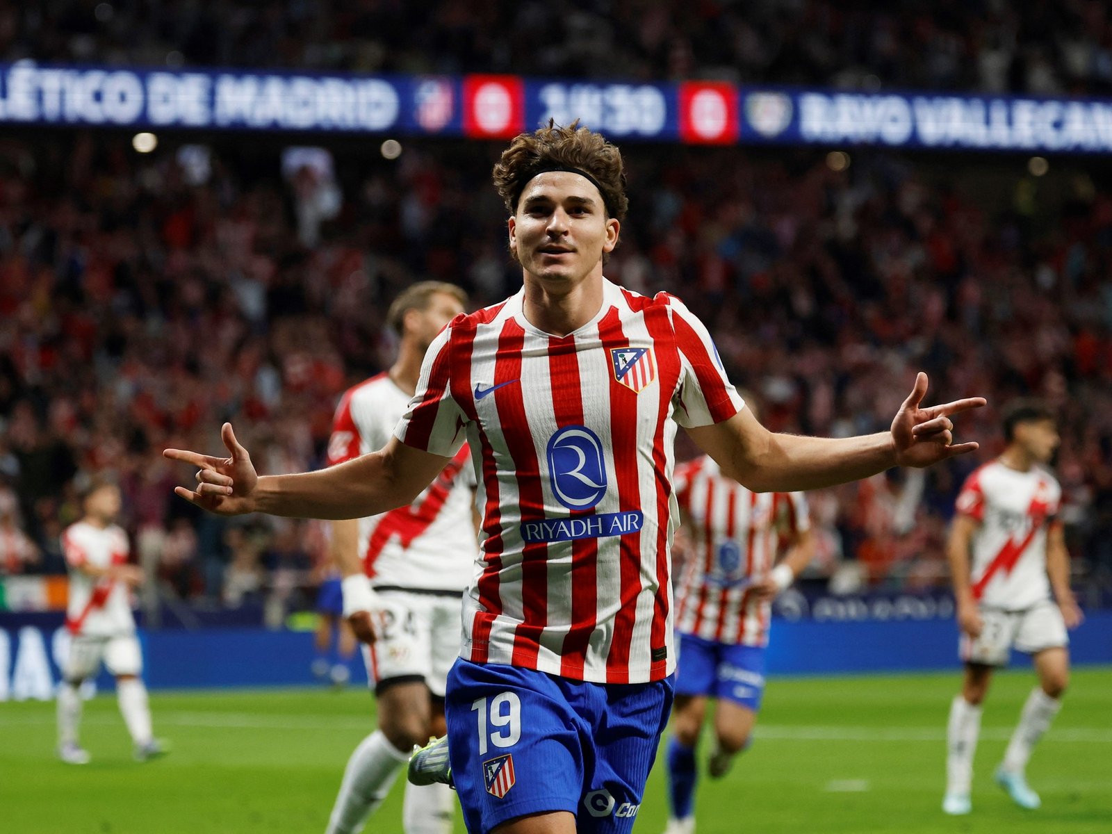 Julián Álvarez abrió el camino del Atlético de Madrid con una gran volea en medio de los roces con Simeone