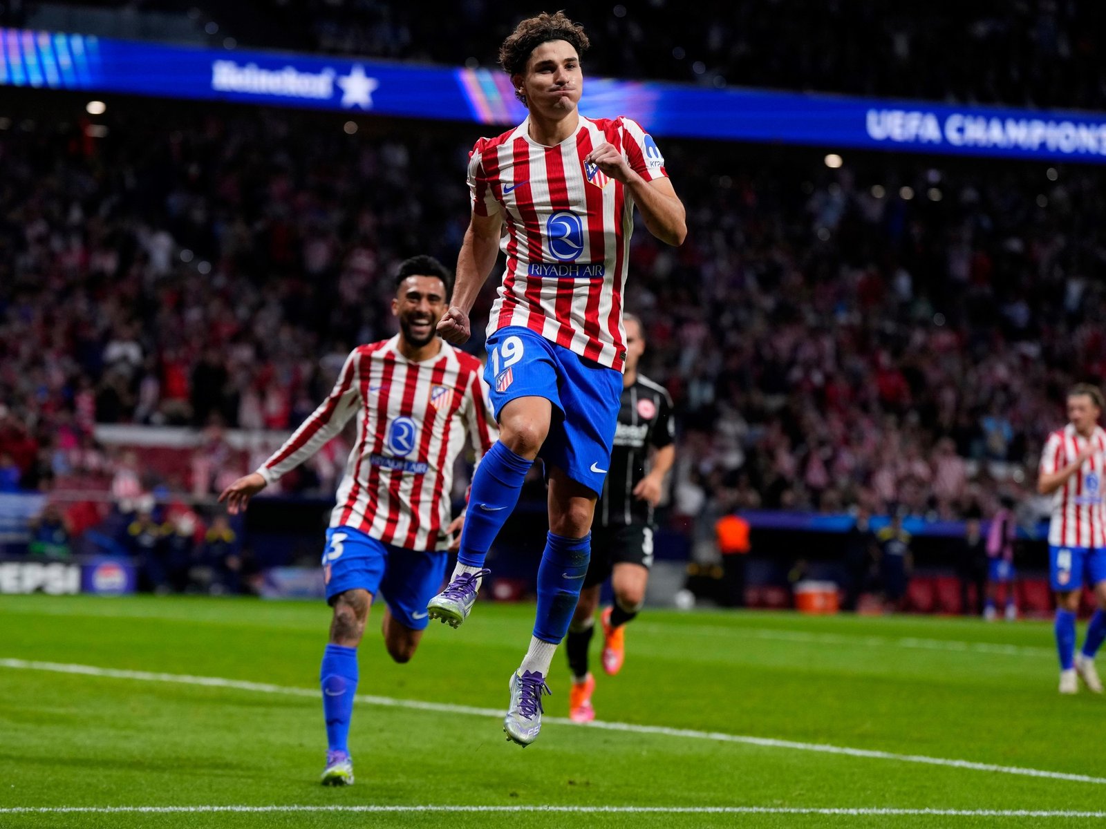 Julián Álvarez “picó” un penal y Giuliano Simeone hizo goleador a Griezmann en la Champions
