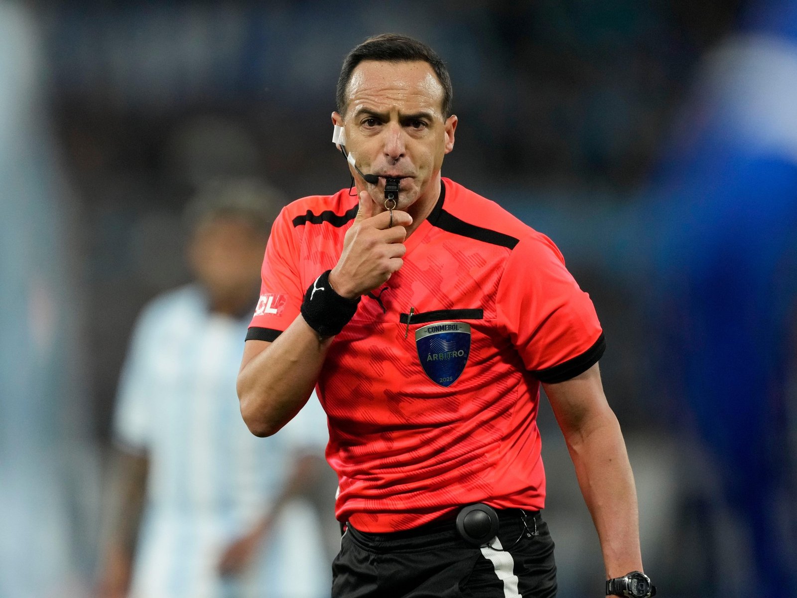 La genial broma viral de Mariano Closs al árbitro Ostojich en el relato del gol anulado a Vélez contra Racing por la Copa Libertadores