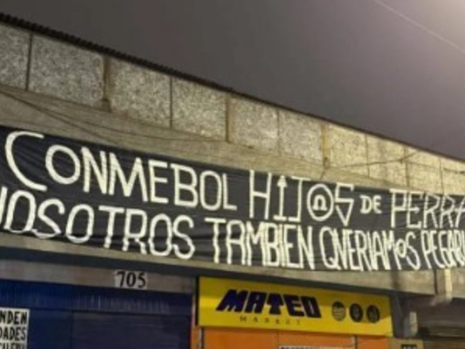 Las fuertes banderas de los hinchas de Alianza Lima para la U. de Chile, tras el escándalo con Independiente por la Copa Sudamericana