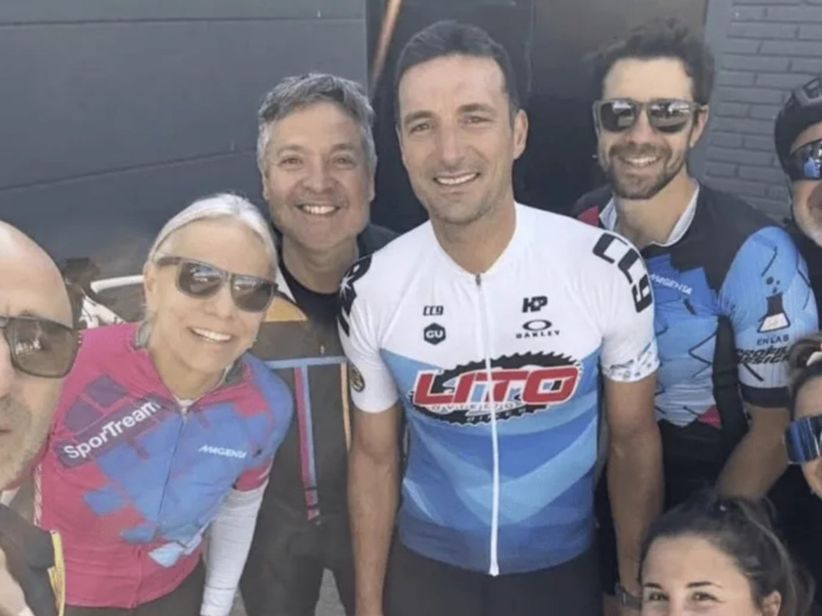 Lionel Scaloni apareció con su bicicleta por Núñez y generó una revolución entre la gente