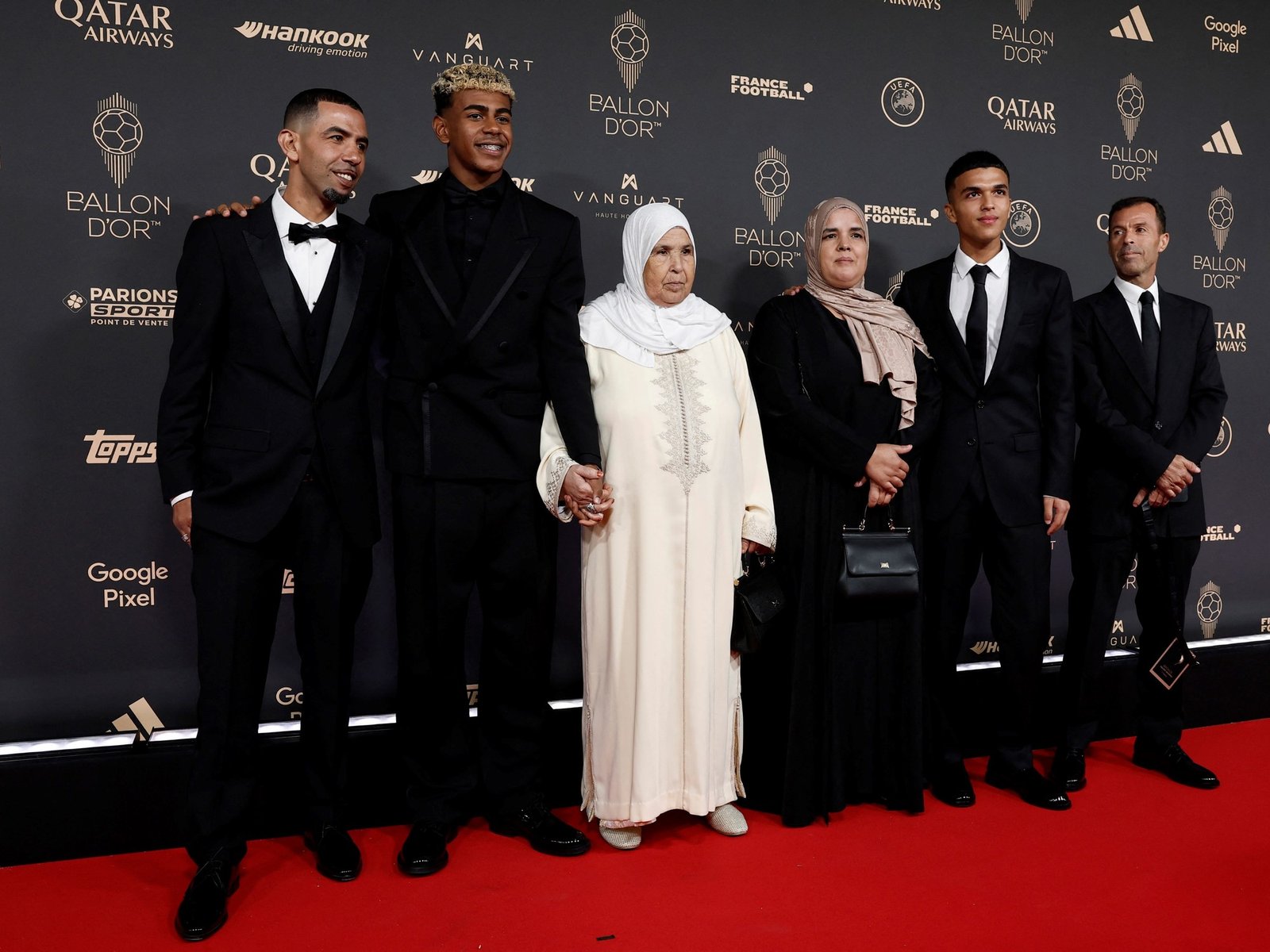 Los cantos y gritos del padre de Lamine Yamal antes de anunciar al ganador del Balón de Oro: polémica y acusaciones de "robo"