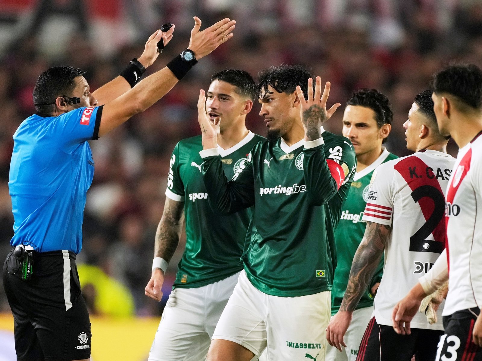 Los mejores memes de River vs Palmeiras, con foco en el confuso mensaje del árbitro Jesús Valenzuela