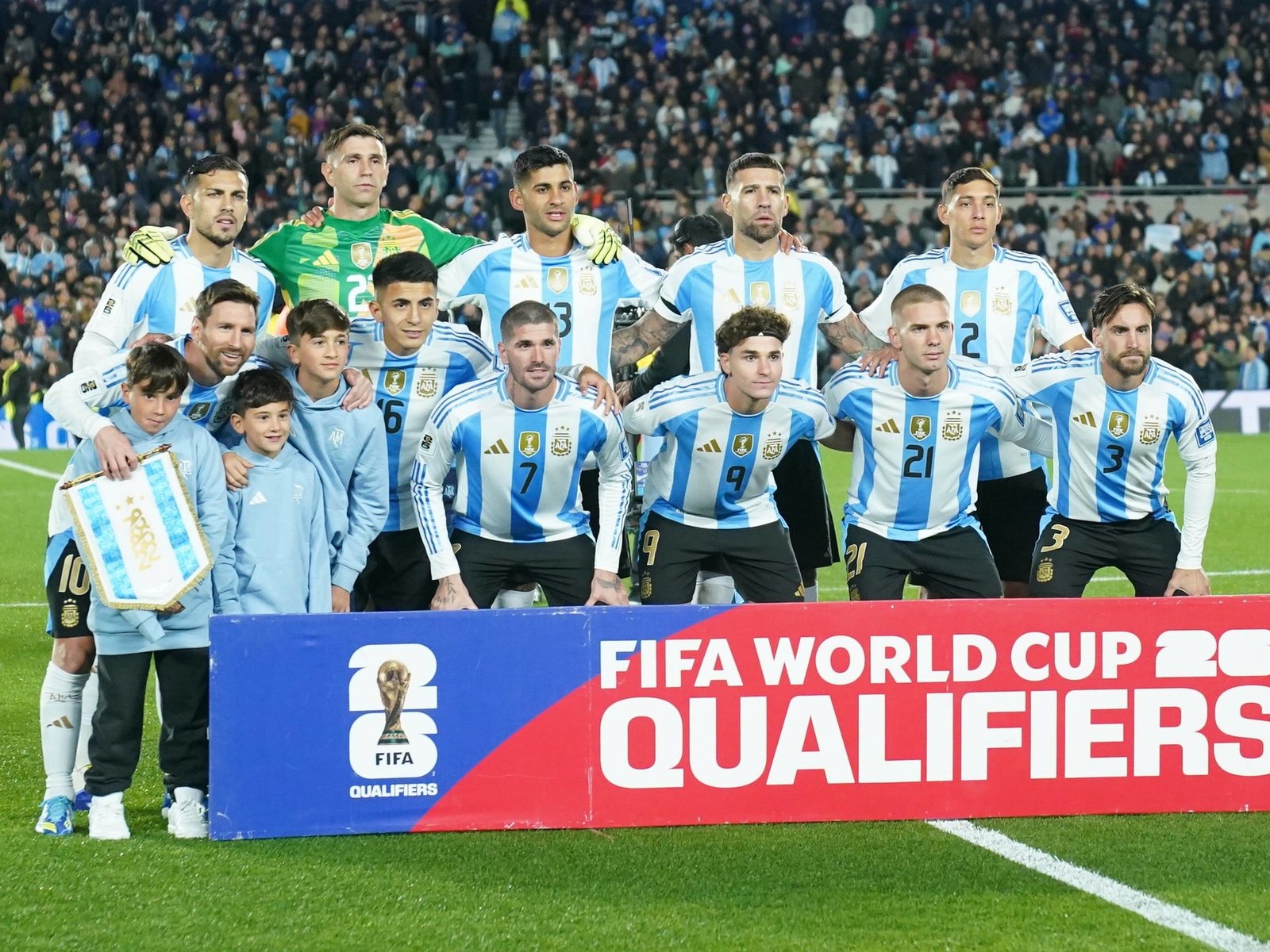 Messi brilló otra vez, con Almada y Paredes como directores de orquesta