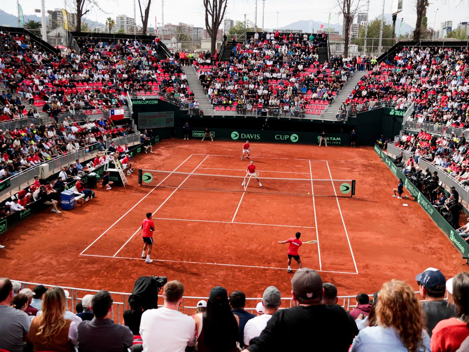 No aprenden más: hinchas de la U de Chile festejaron un título al lado de donde se jugaba la Copa Davis y el partido tuvo que ser interrumpido :: Olé