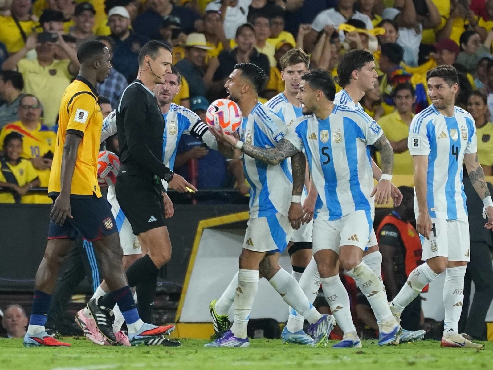 “Nos amenazaba todo el tiempo con lo del Mundial”