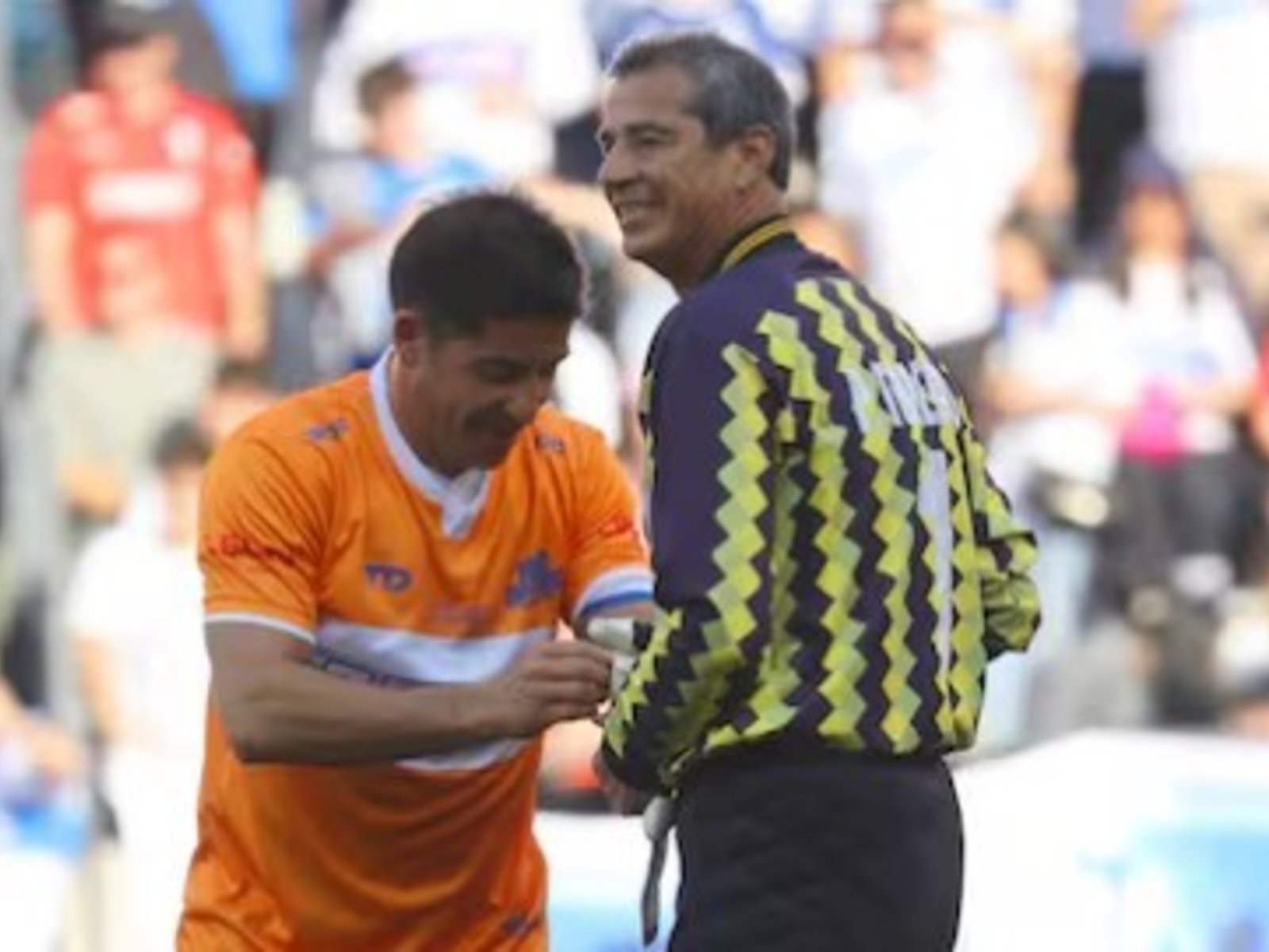 Patricio Toledo sufrió un infarto en un partido homenaje en Chile y “La Vieja” Reinoso lo reanimó en la cancha antes de que llegara la ambulancia