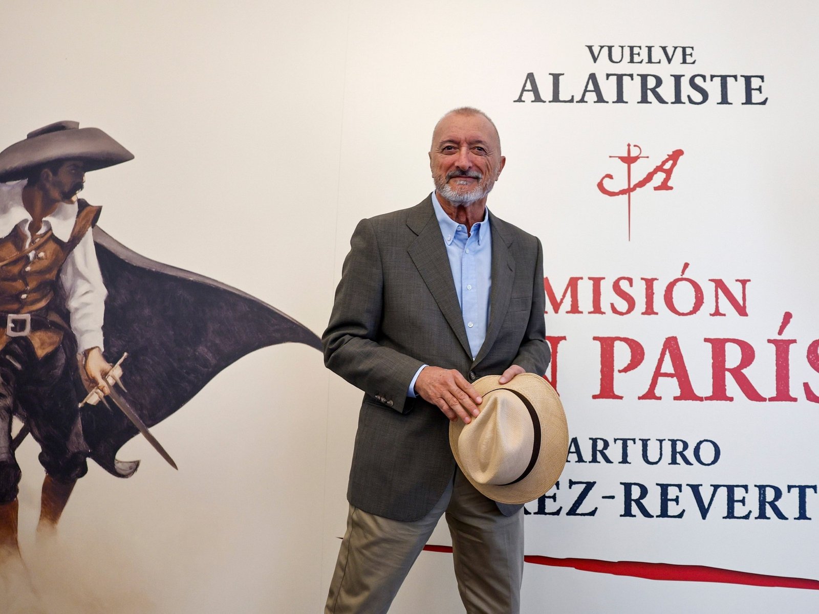 Pérez–Reverte vuelve a “reconciliarse con España” con Alatriste y ‘Misión en París’