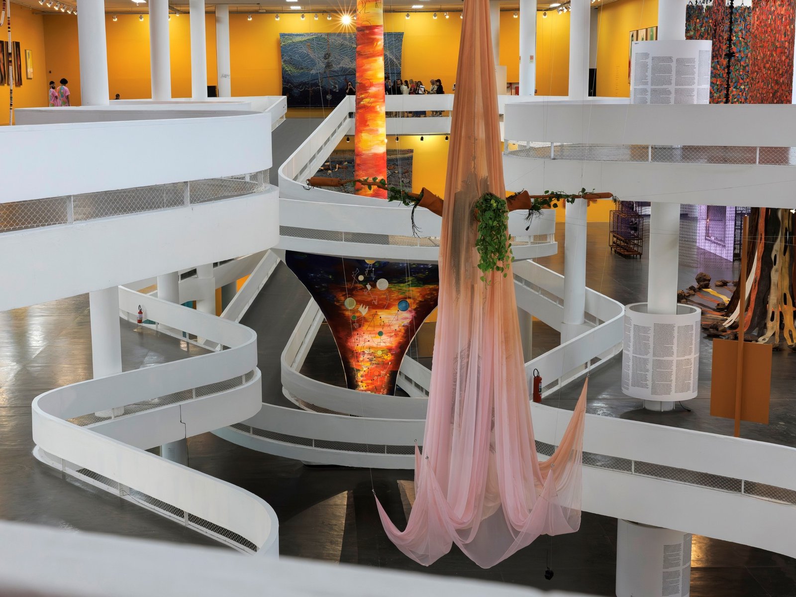 Performance coral y curaduría africana marcan el inicio de la Bienal de San Pablo 2025