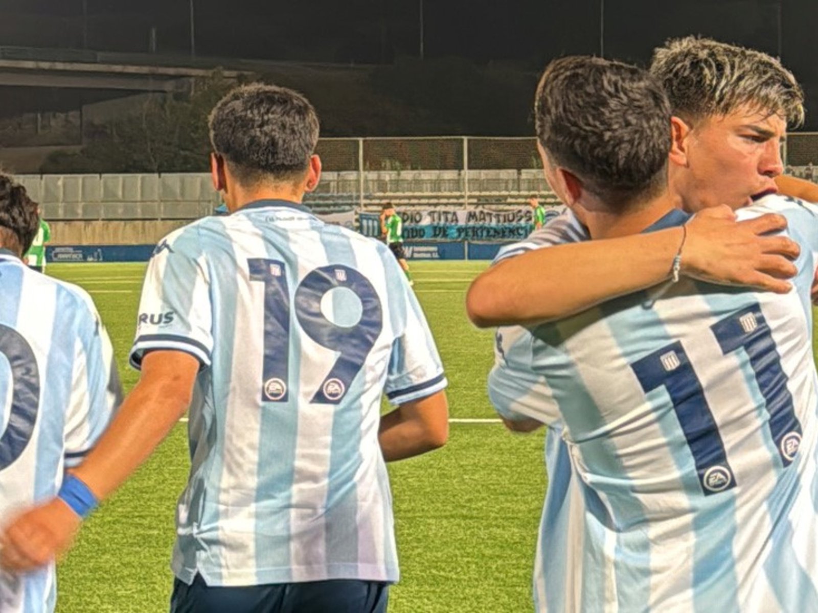 Racing ganó un partido increíble ante Betis y está entre los cuatro mejores equipos del planeta
