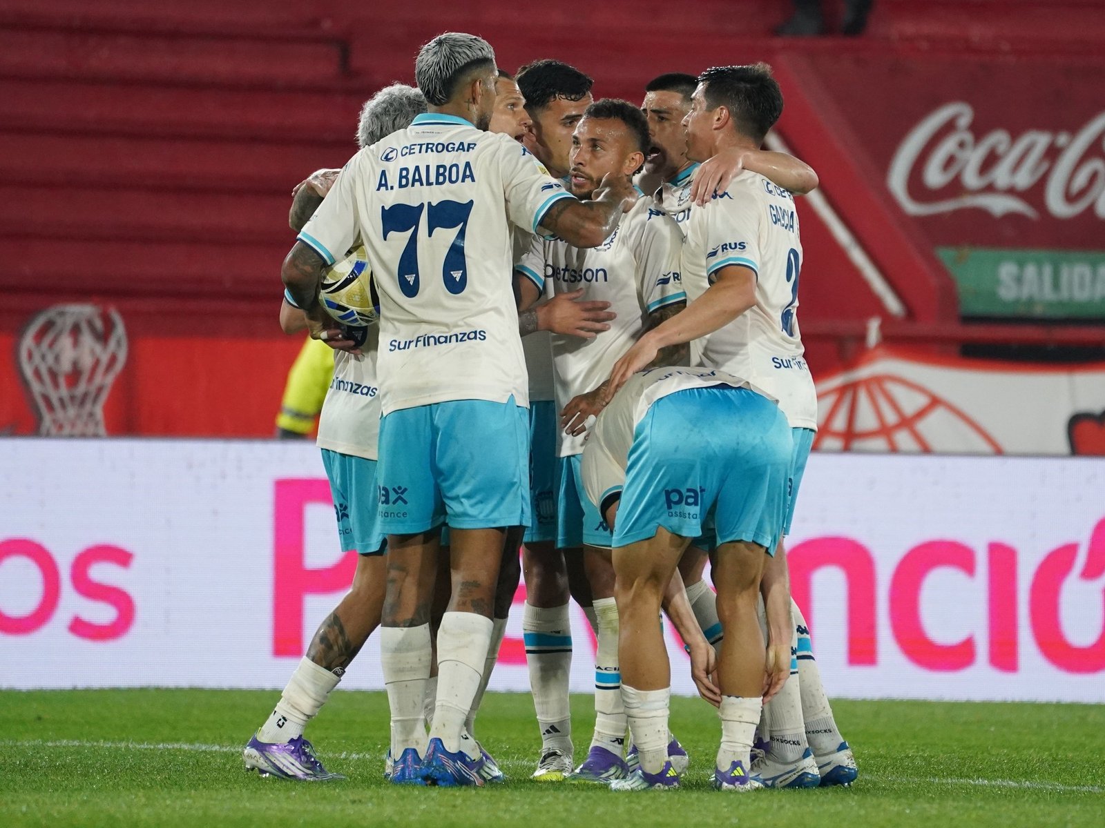 Racing venció a un Huracán que se fue entre insultos y ya puso la cabeza en la revancha con Vélez por la Libertadores