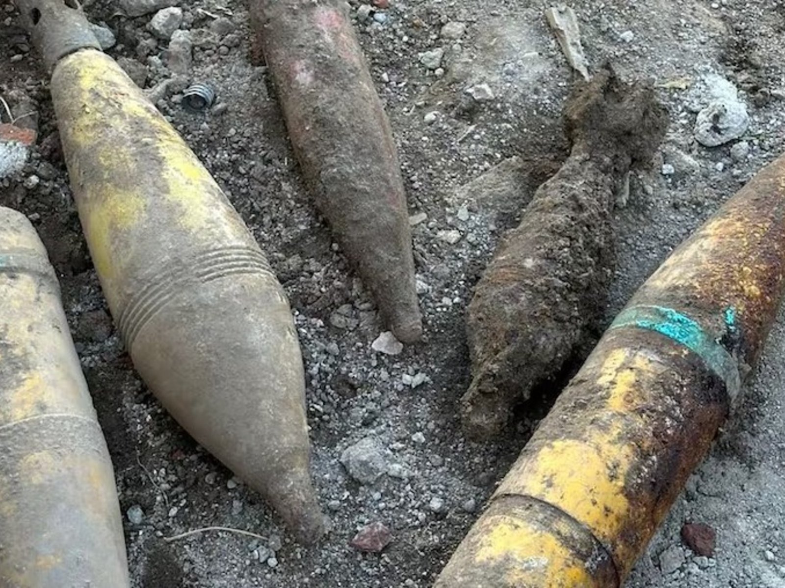 Remodelaba la casa de su padre en Córdoba y encontró armamento bélico enterrado en el jardín
