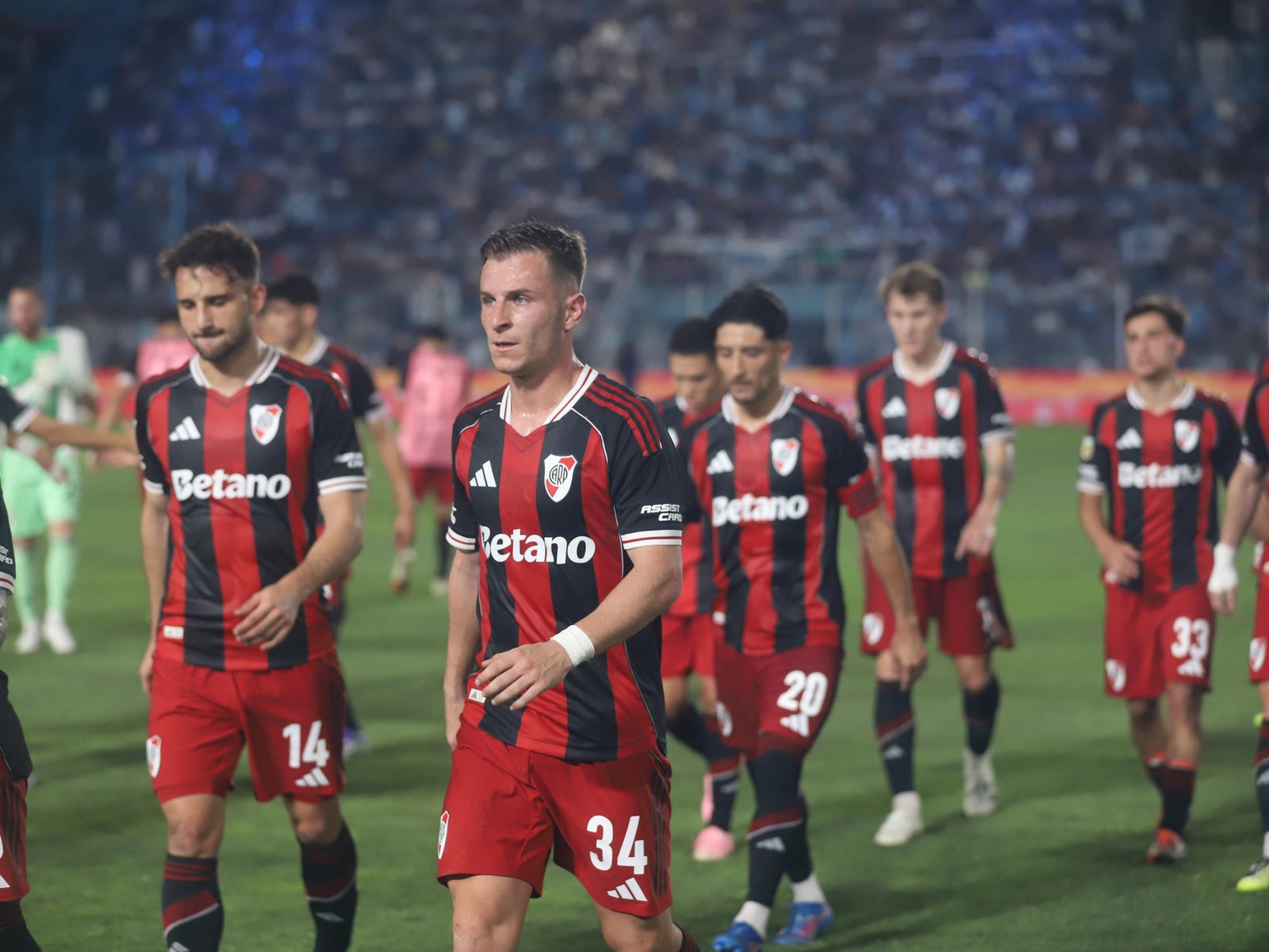 River perdió feo con Atlético Tucumán, dejó de ser líder en el Clausura y llega golpeado al choque contra Palmeiras en la Copa Libertadores