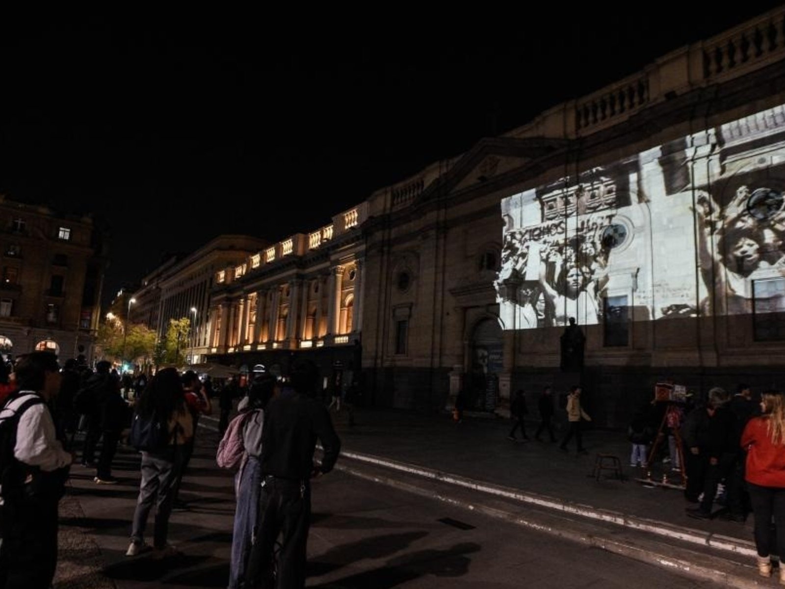 Santiago iluminó sus edificios para recordar a las víctimas de la dictadura de Pinochet