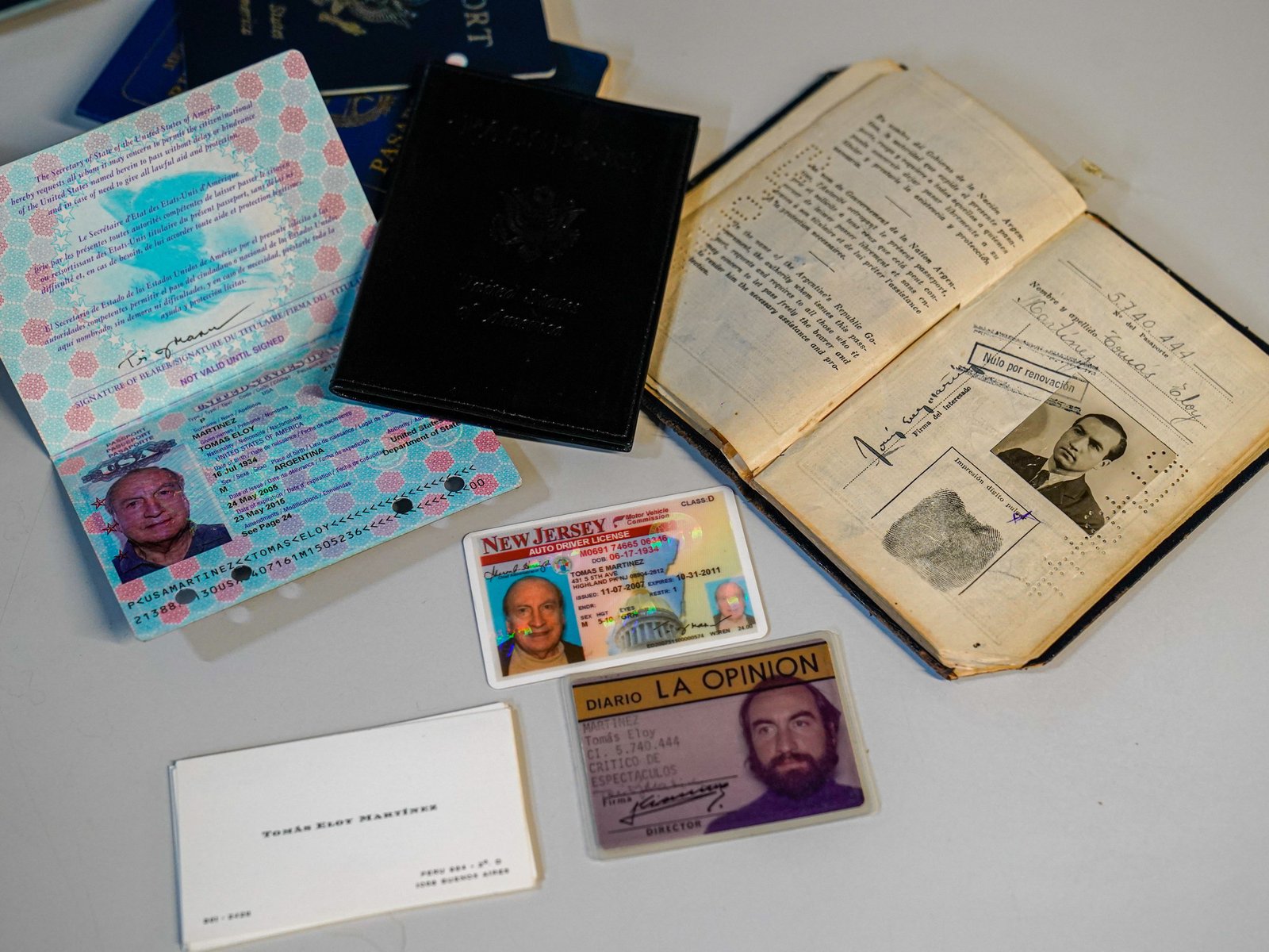 Secretos, perlas y recuerdos del archivo de Tomás Eloy Martínez, que sus herederos donaron a la Biblioteca Nacional