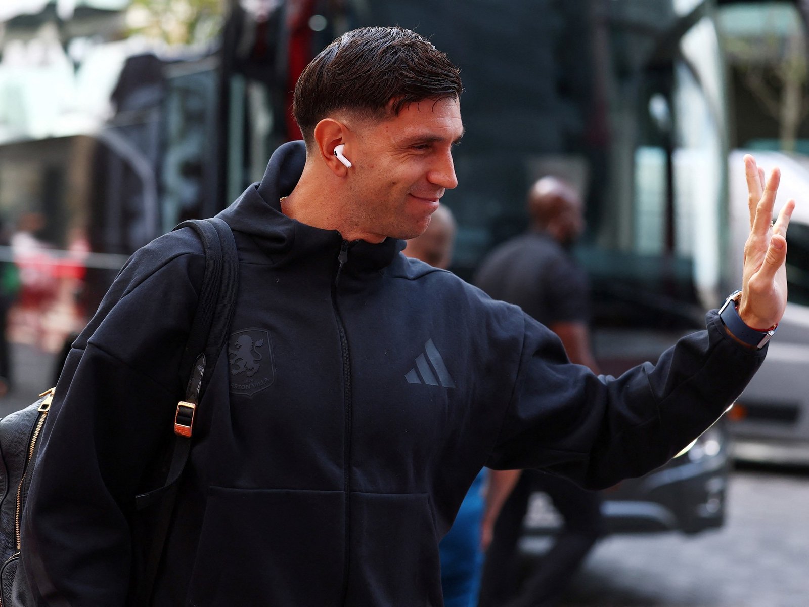 Sin lugar en Aston Villa y caído el pase a Manchester United, Dibu Martínez está en la mira de un gigante de un país europeo