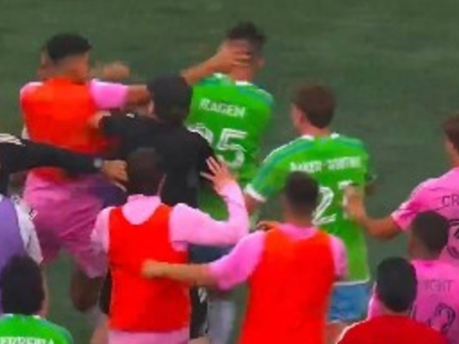 Suárez escupió a un rival en medio de las piñas y empujones