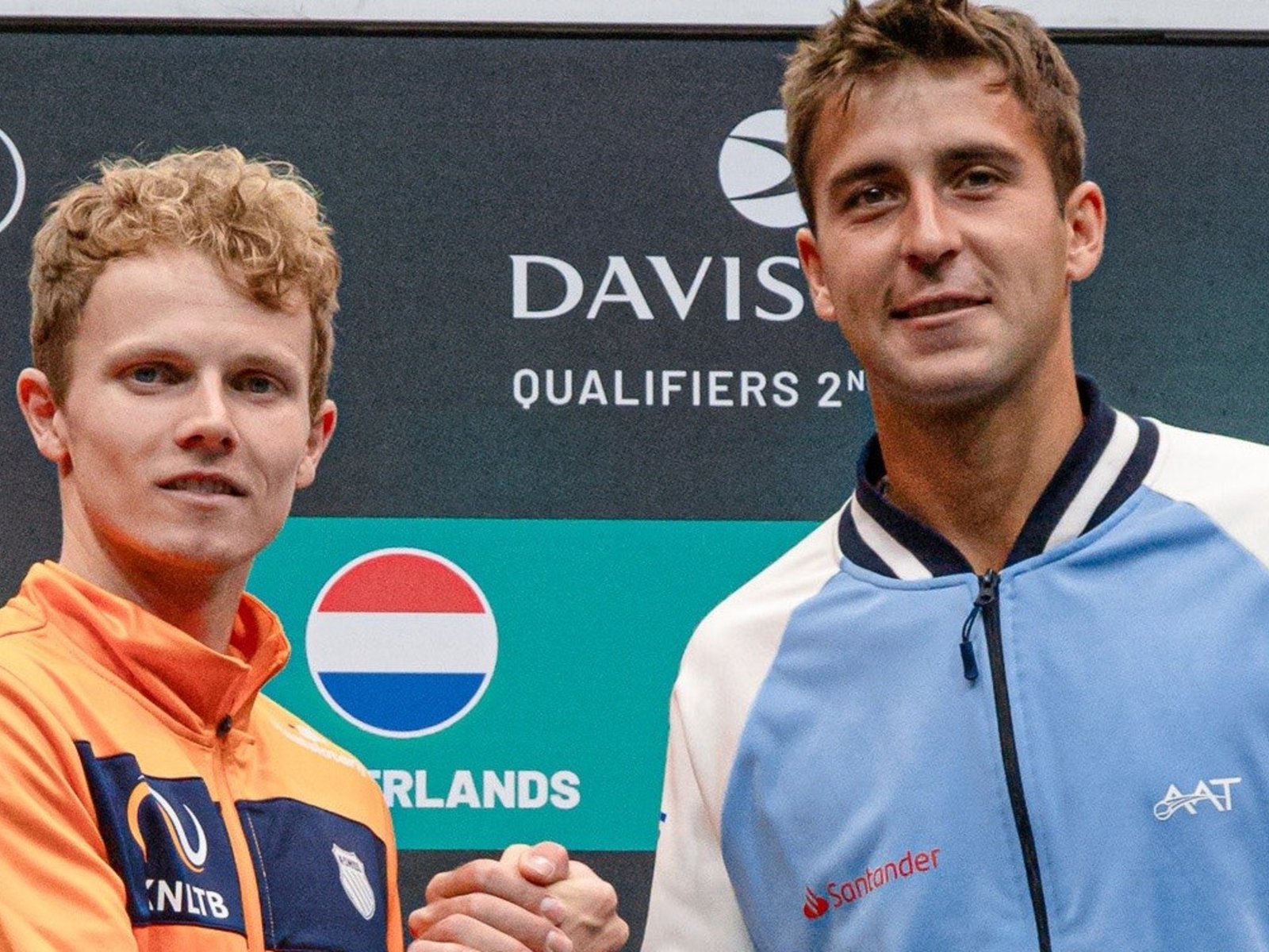 Tomás Etcheverry enfrenta a Jesper De Jong por el primer punto de la serie