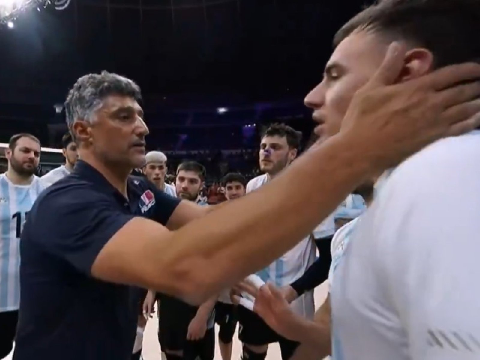 Tras la victoria de Argentina en el Mundial de voley se vivió un tenso momento con el técnico de Francia que generó confusión: qué pasó