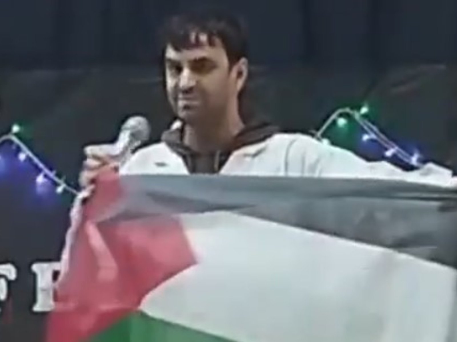 Un docente de primaria habló de Gaza, sacó una bandera palestina en una escuela y podría ser sancionado por el Gobierno porteño