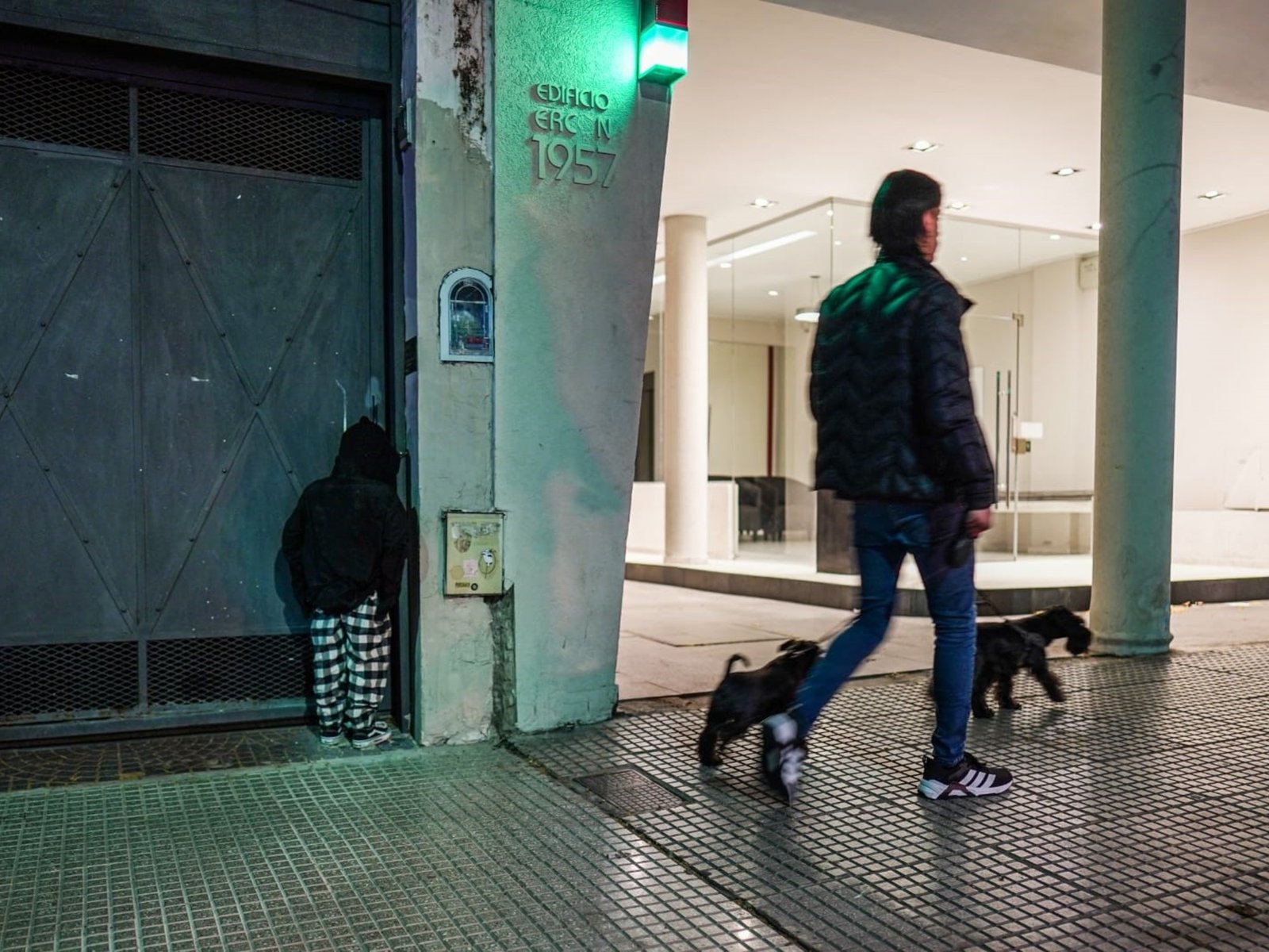 Un maniquí de un chico “en penitencia” inquieta y perturba a los vecinos del barrio de Palermo