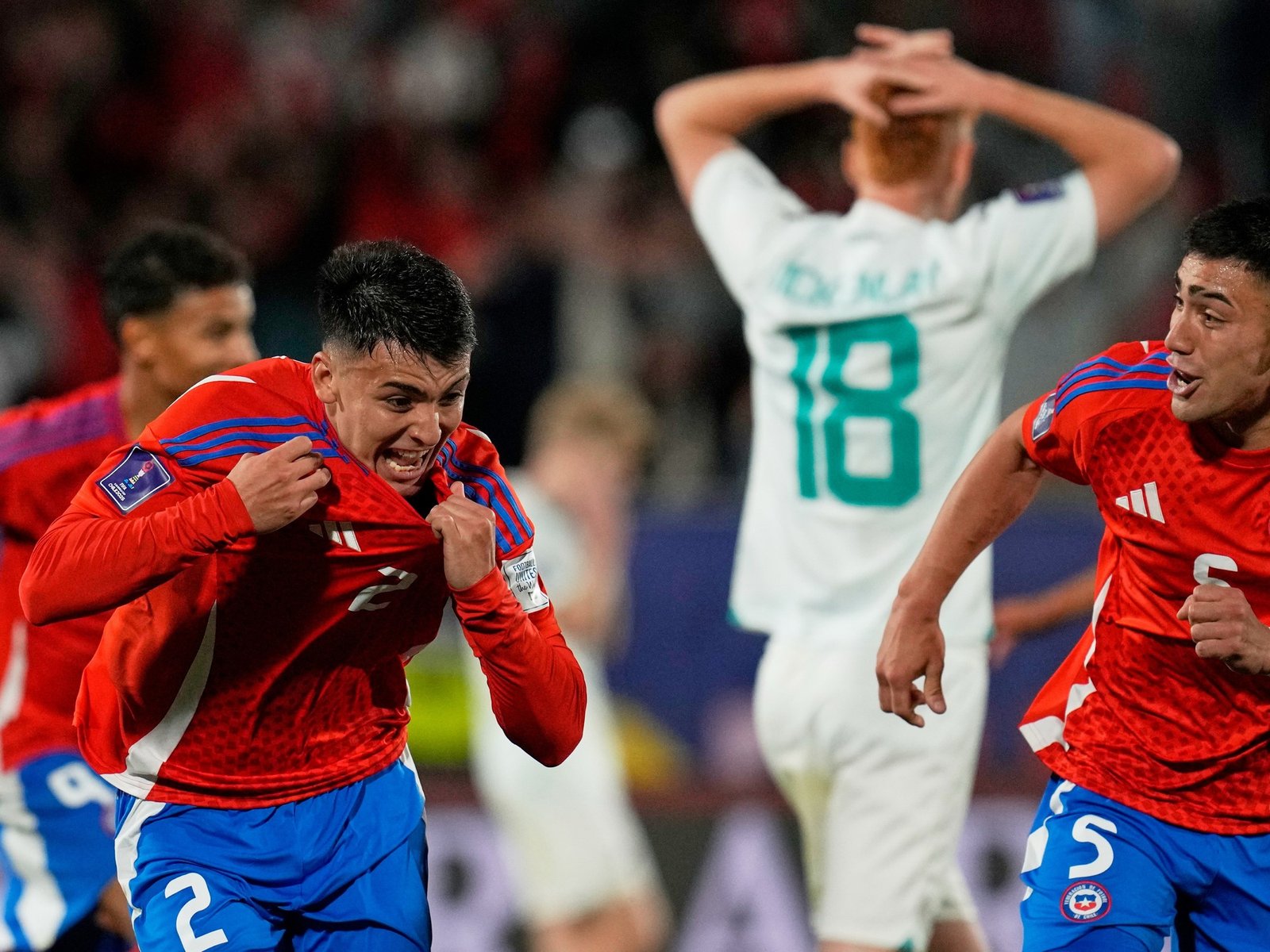Video: Chile le ganó a Nueva Zelanda con un gol de Millán y por un blooper del arquero y el volante :: Olé