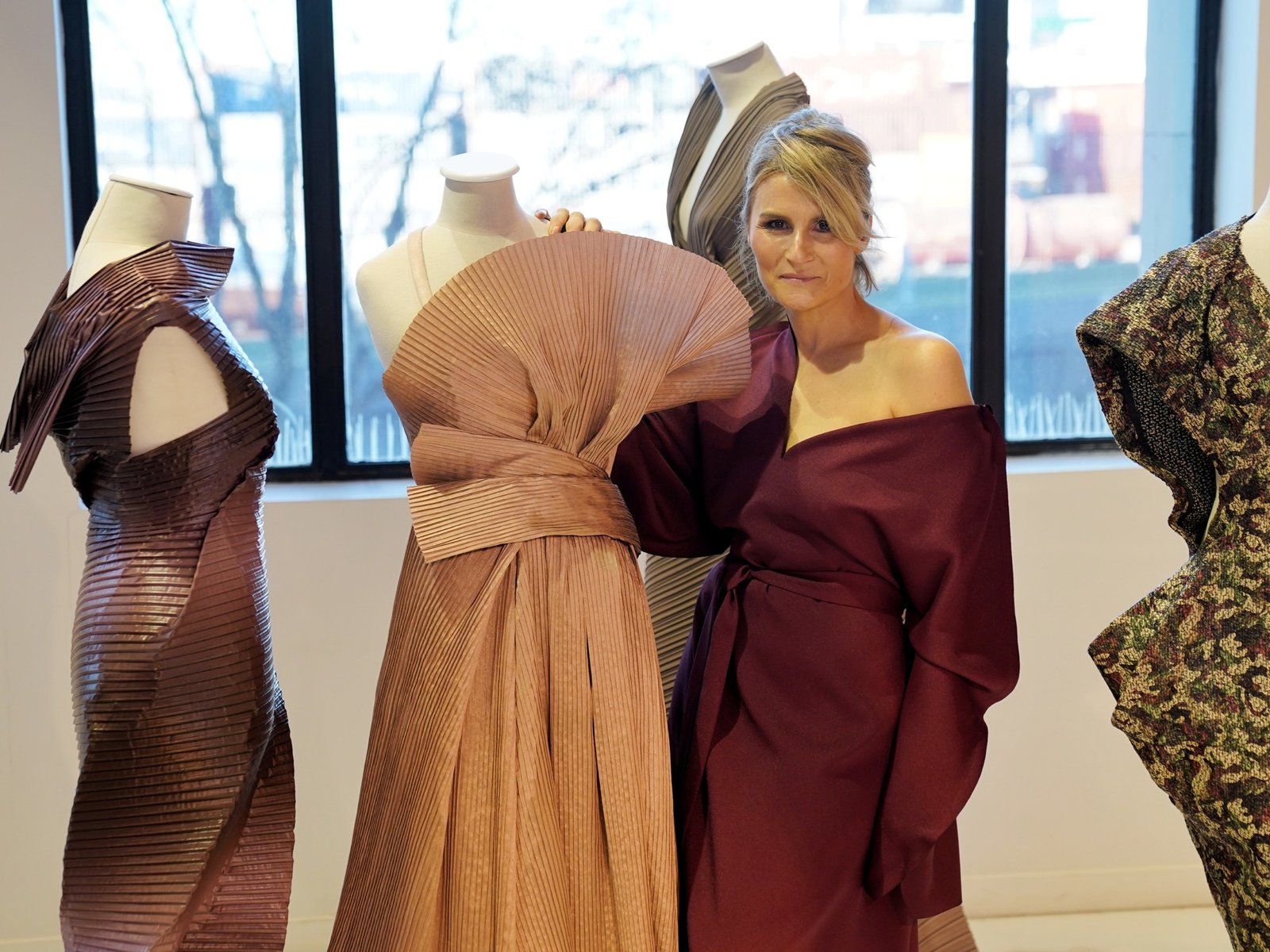 a punto de cumplir 25 años en la moda, Min Agostini exhibe diseños que combinan arte y arquitectura