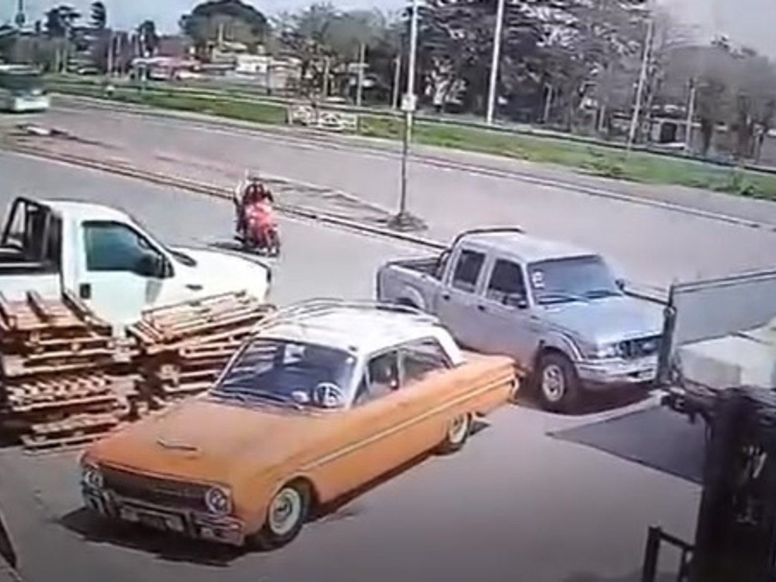 abrió la puerta de su camioneta y golpeó a una mujer policía que murió arrollada por un colectivo