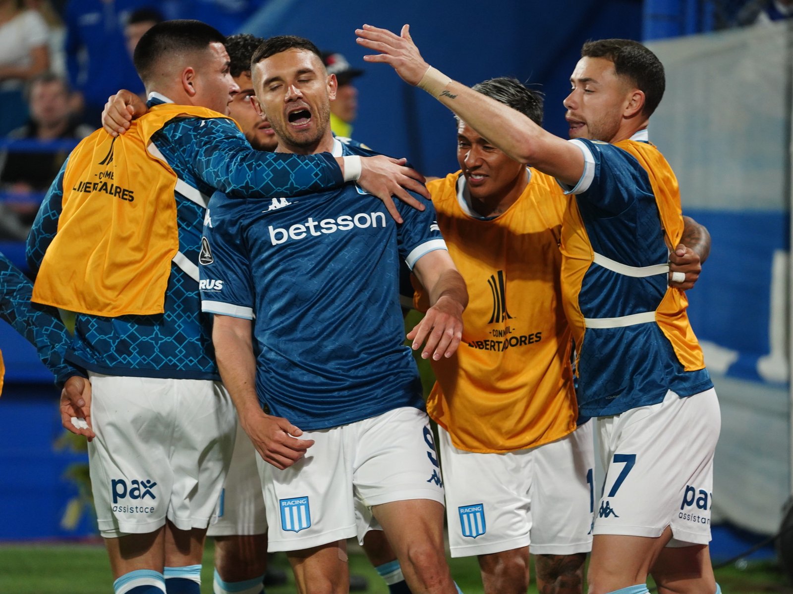 aprovechó el hombre de más y le ganó a Vélez con otro gol decisivo de Maravilla Martínez