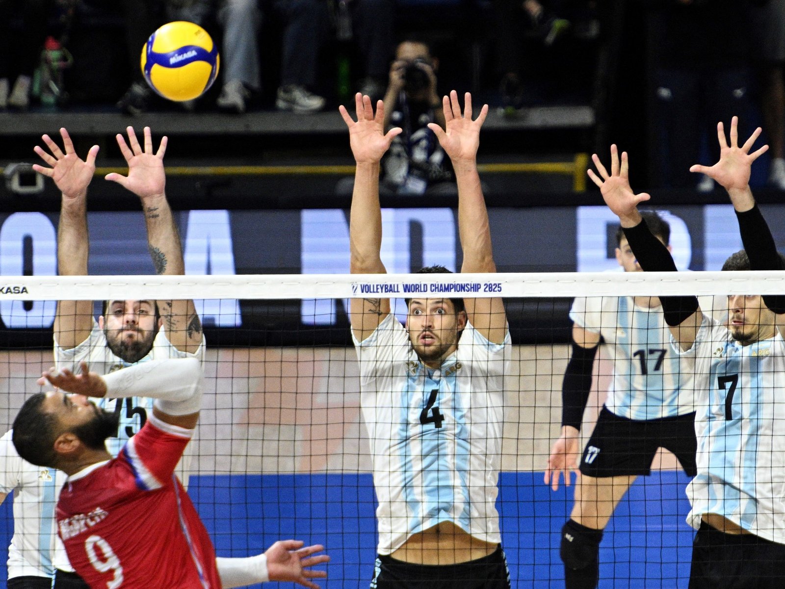 clasificó a octavos y eliminó al bicampeón olímpico