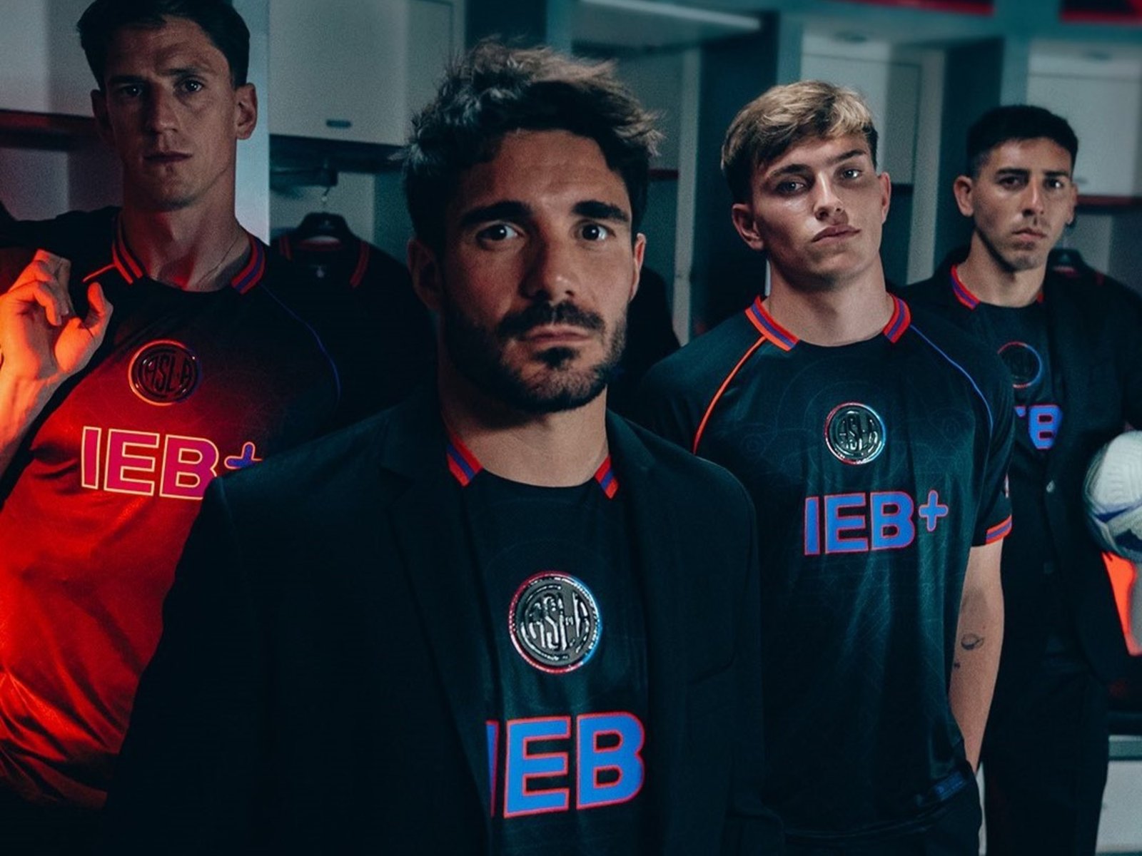 cómo es la nueva versión de su camiseta negra que lucirá este sábado contra Godoy Cruz