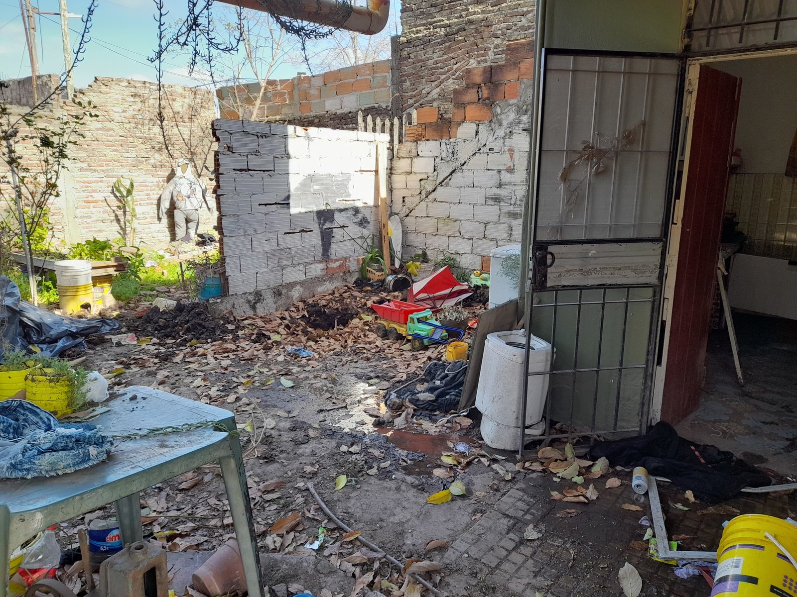 cómo es por dentro la casa donde mataron a las tres chicas en Florencio Varela