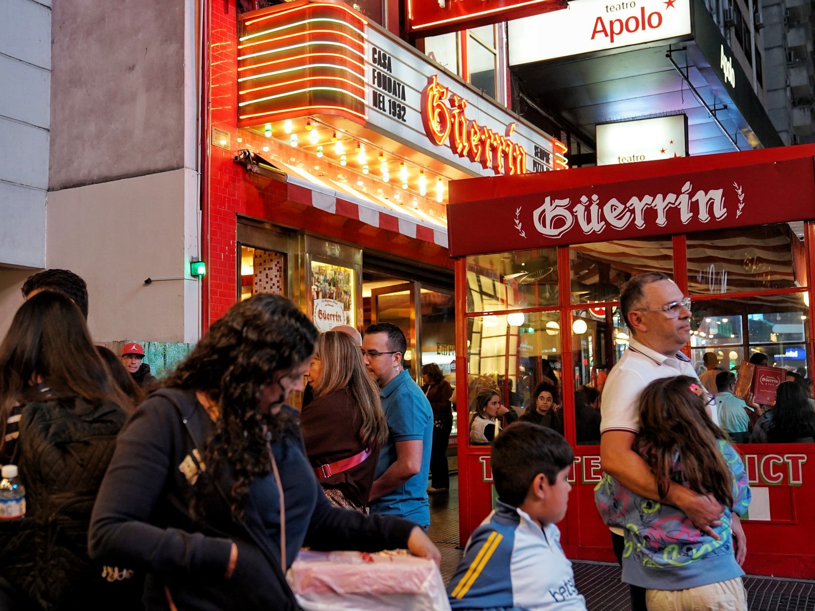 cuál es el secreto de los locales porteños en los que la gente hace fila por horas