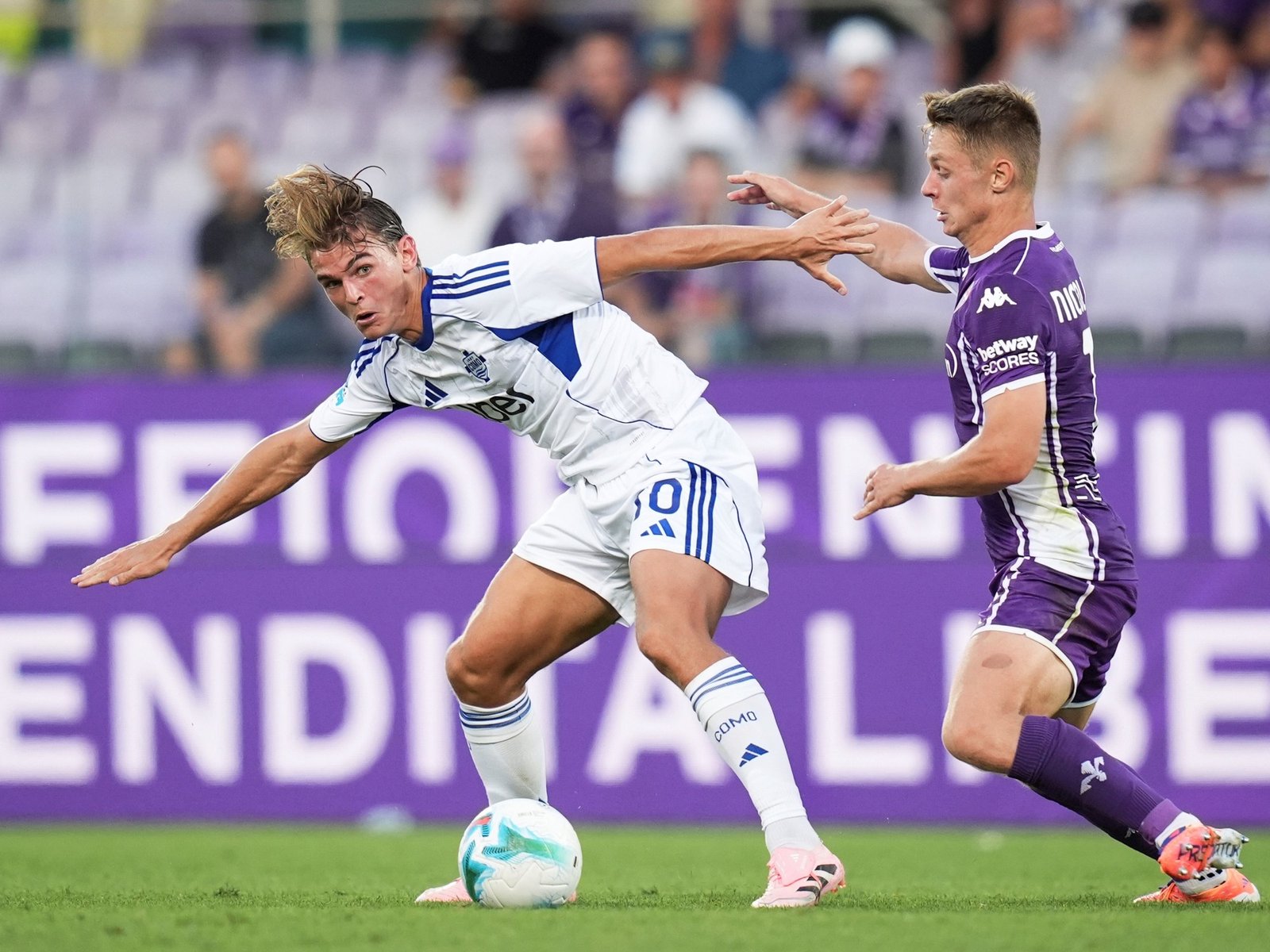 doble asistencia para que el Como le gane sobre el final de remontada a la Fiorentina