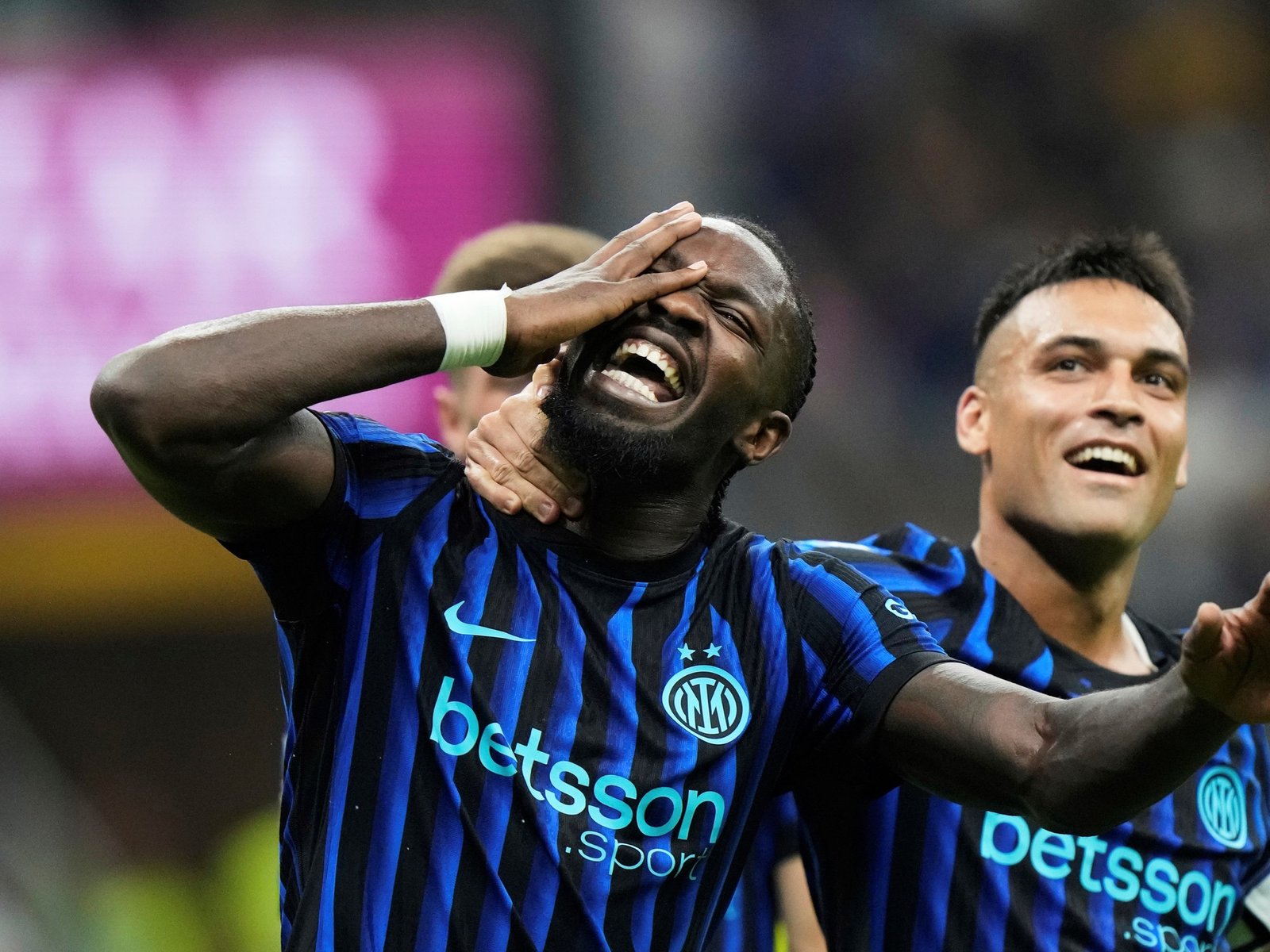 dos cabezazos de Thuram le dieron el triunfo ante Ajax en Amsterdam por la Champions League