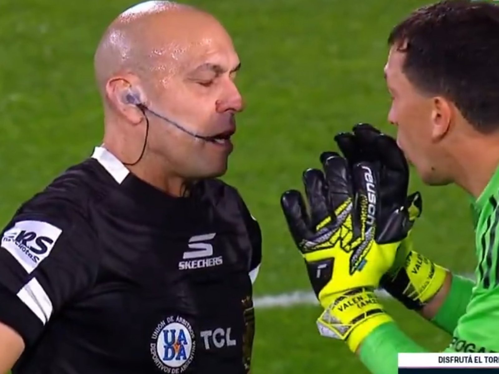 dos penales en 5 minutos, con el choque de Marchesín a Osorio y el árbitro Baliño desafiando al VAR