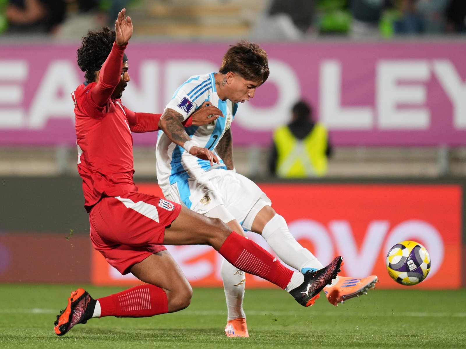 el árbitro no le dio penal y dejó a la Sub 20 de Argentina con 10
