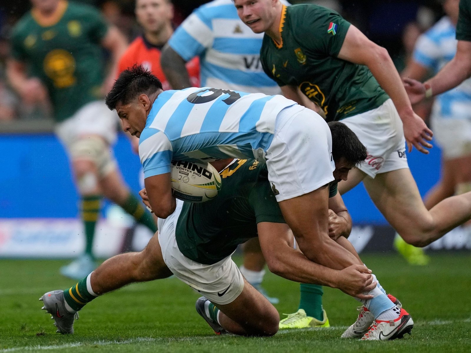 el medioscrum de Los Pumas preocupó a todos al salir en camilla, pero terminó en el vestuario junto al resto