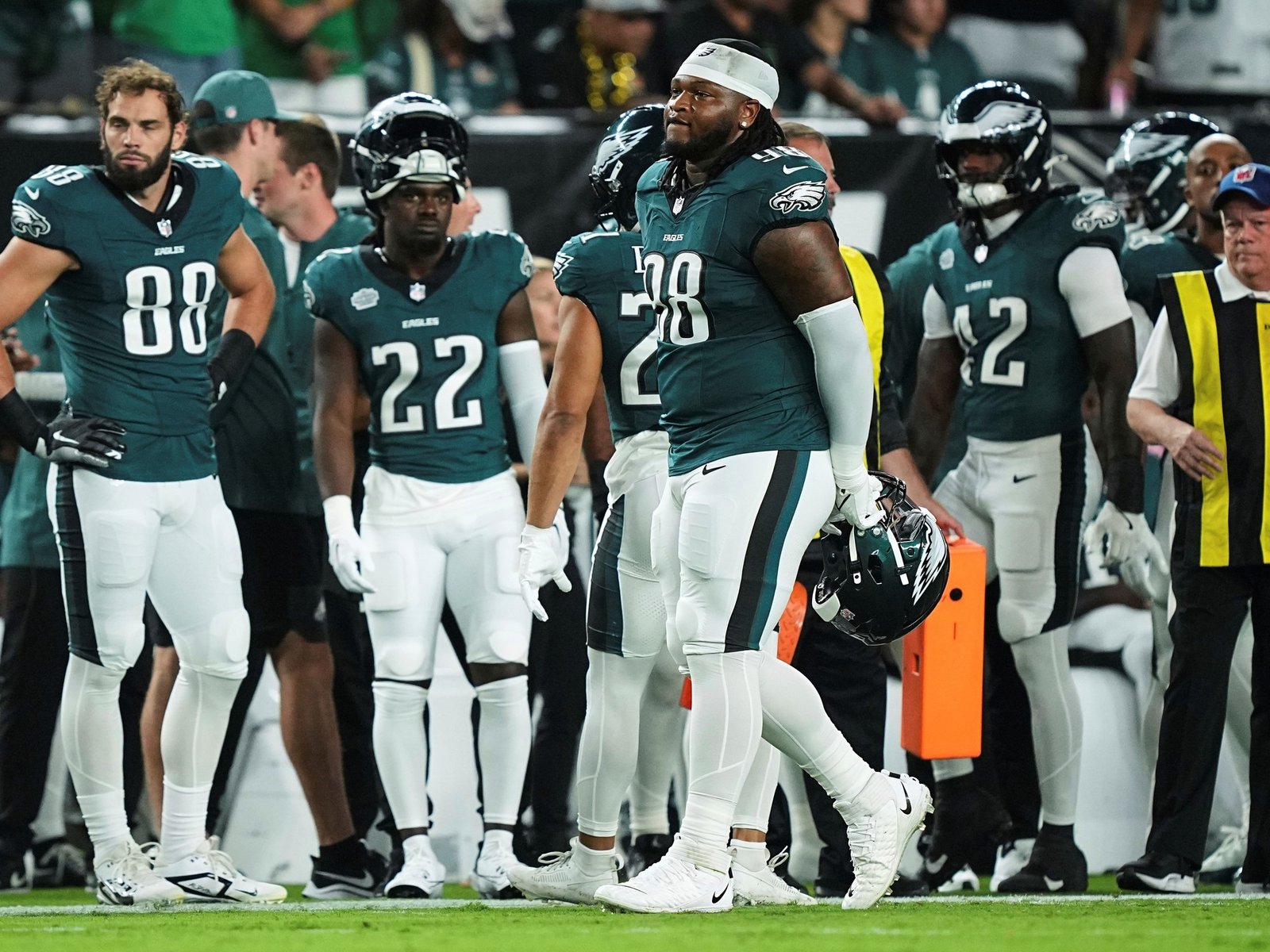 expulsión a los seis segundos por escupir a un rival y tormenta eléctrica en el partido inaugural