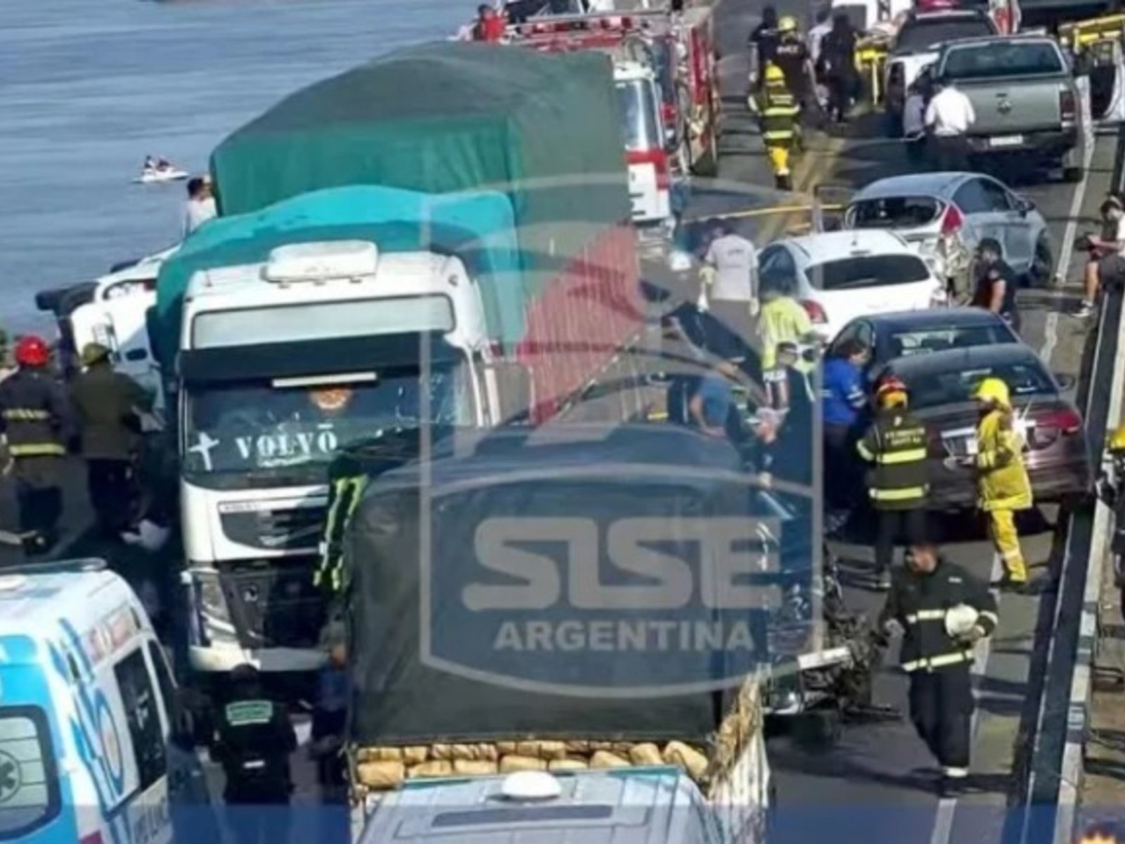 hay heridos y un auto volcó al borde del precipicio