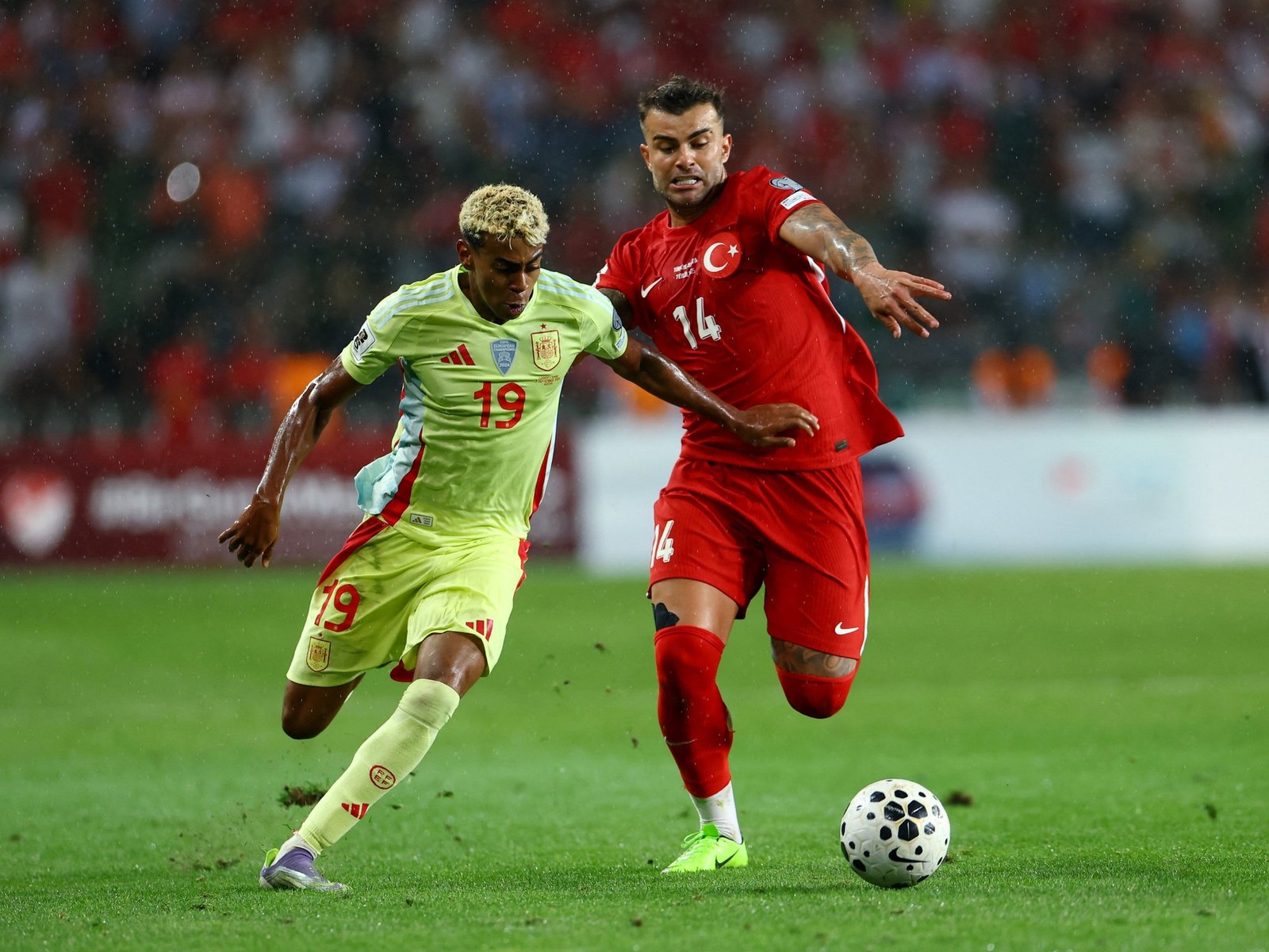 la jugada maradoniana con cinco defensores en el camino en la goleada de España a Turquía