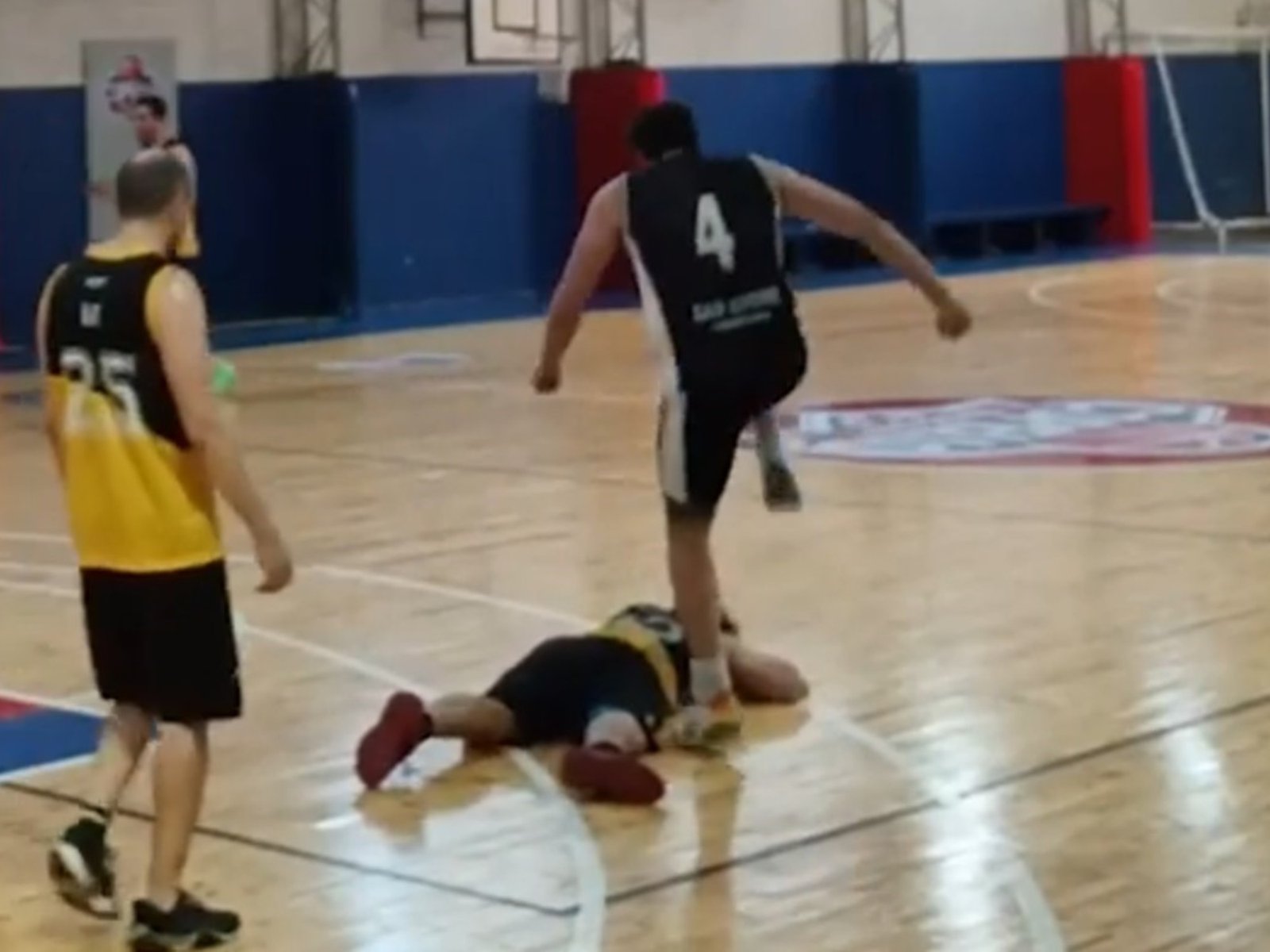 la violenta reacción de un jugador de básquet amateur que terminó en escándalo