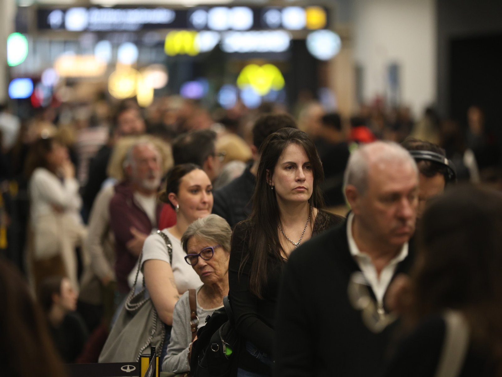 largas filas en Aeroparque y una tensa espera entre los viajeros