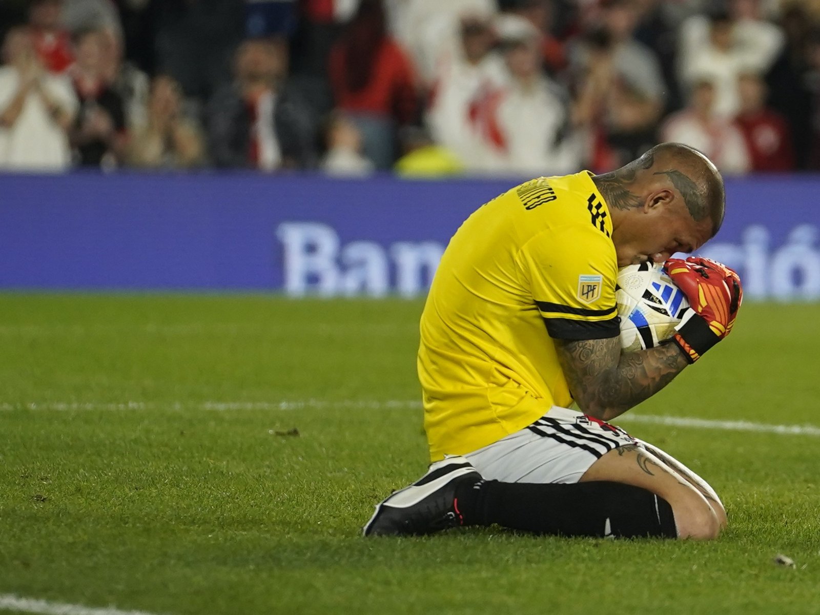 los que ingresan a los playoffs y a las copas y los que luchan contra el descenso